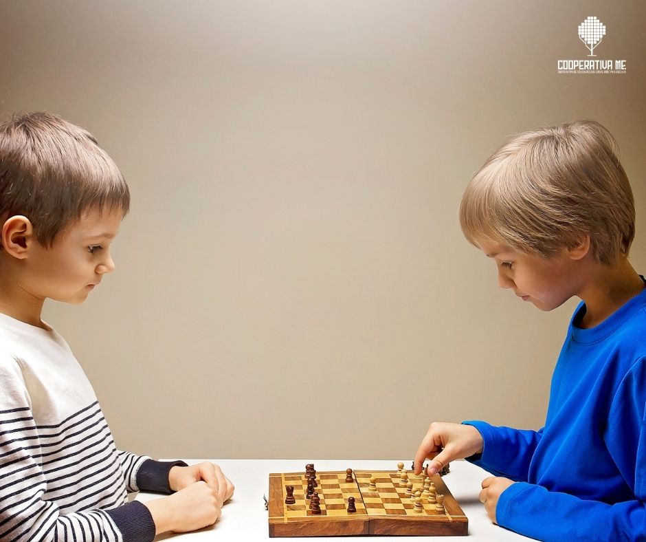 A criança da escola de xadrez pensa no plano sobre o conceito de